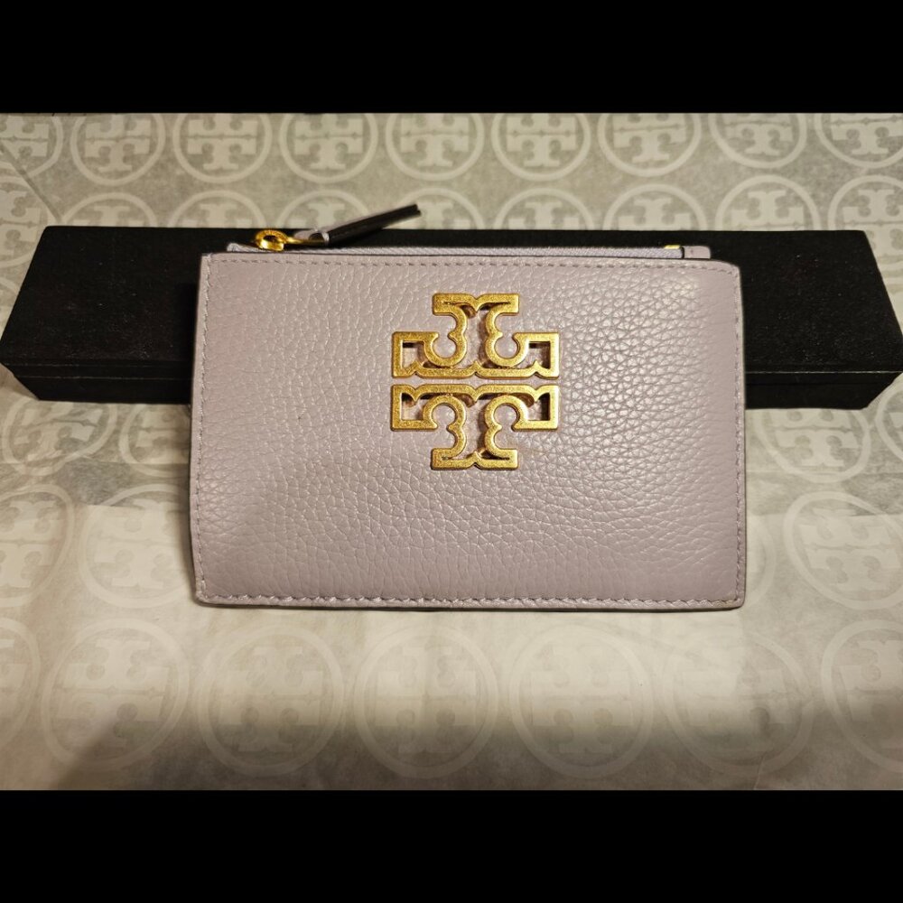 Tory Burch Britten Zip Card Case in Pebbled Leather (New Lavender)